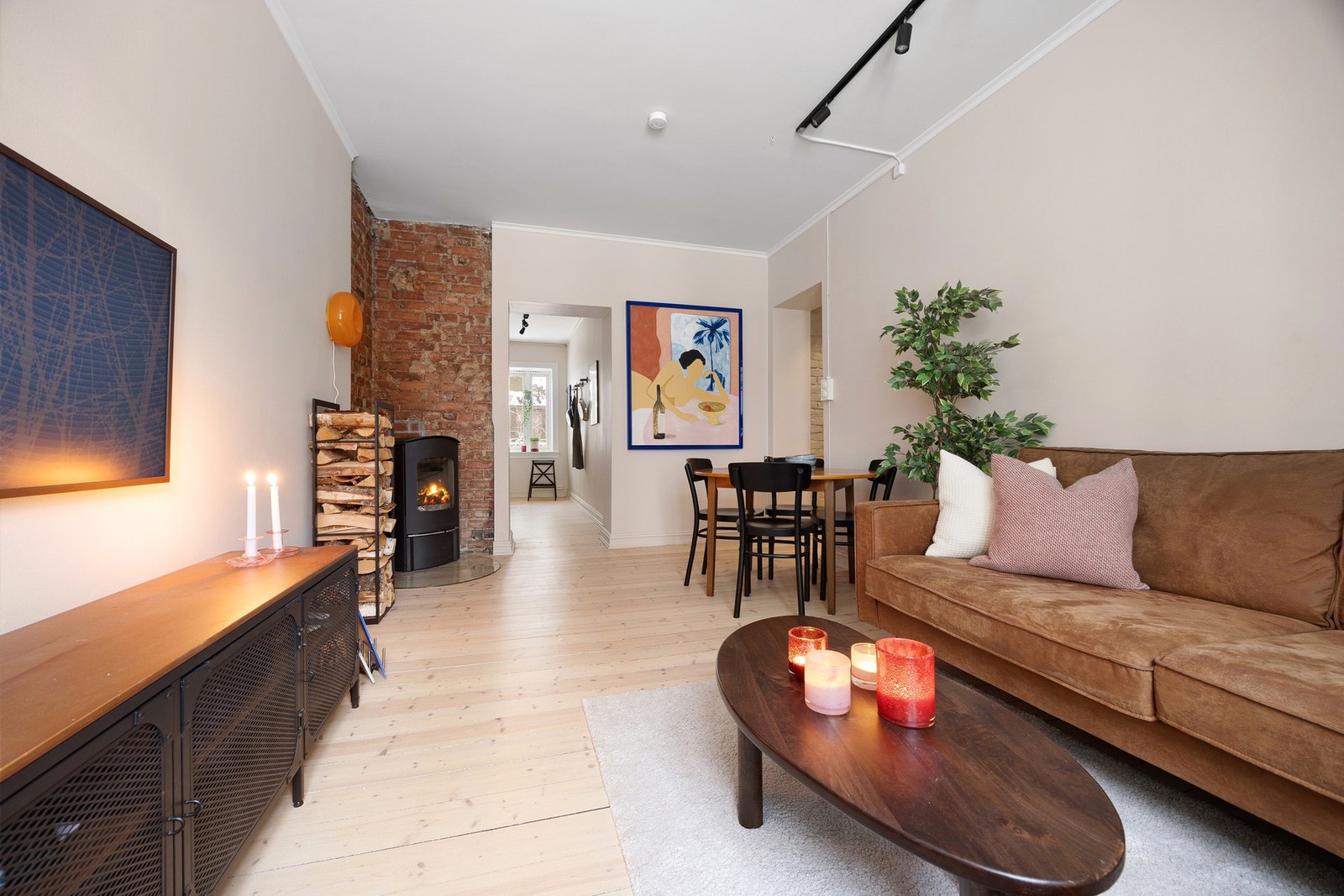 En delikat og gjennomgående 2-romsleilighet med sentral beliggenhet, peis og rehabilitert bad fra 2022. Galleribilde