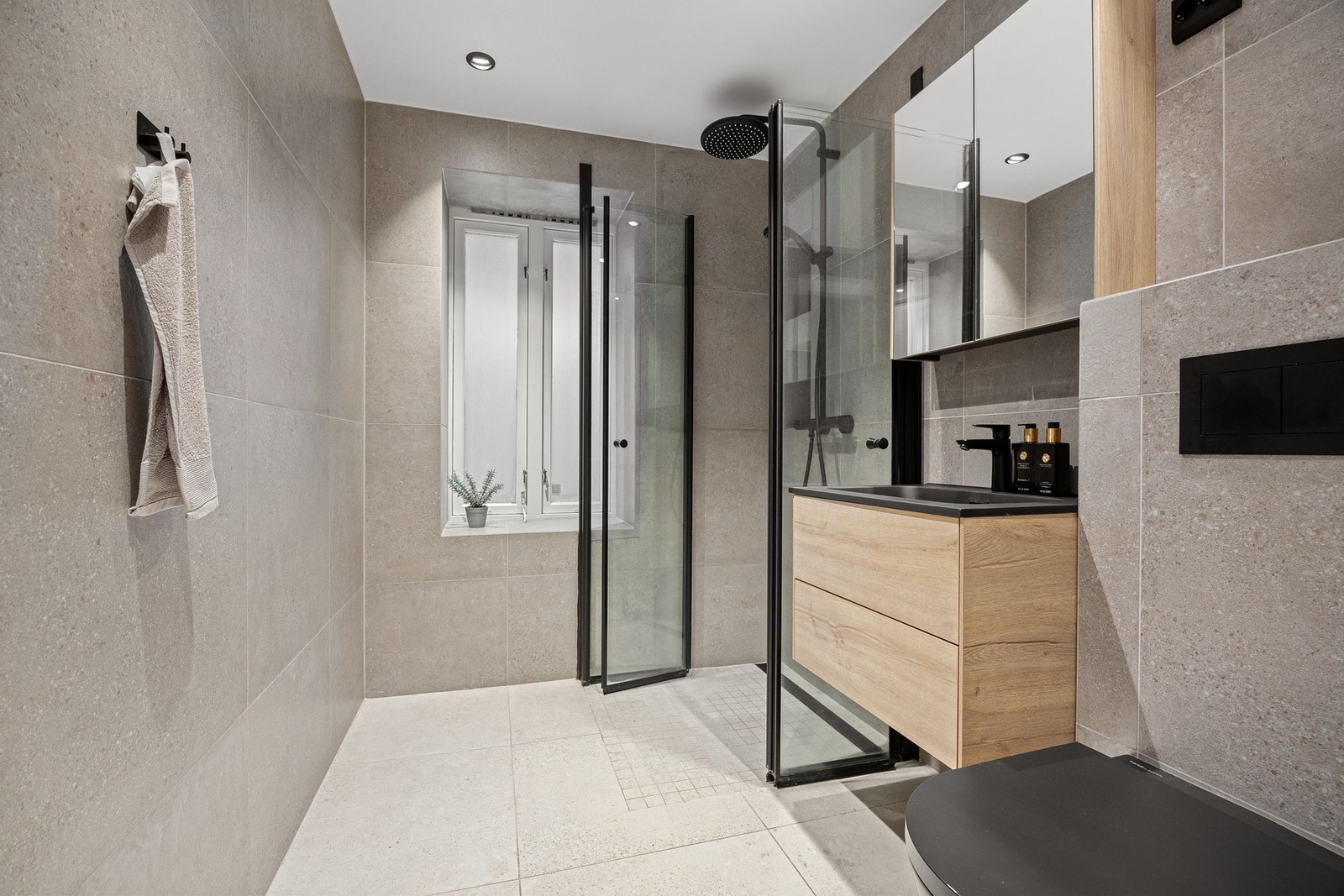 Lekkert, flislagt bad med varme i gulv og opplegg for vaskemaskin - rehabilitert i 2022. Galleribilde