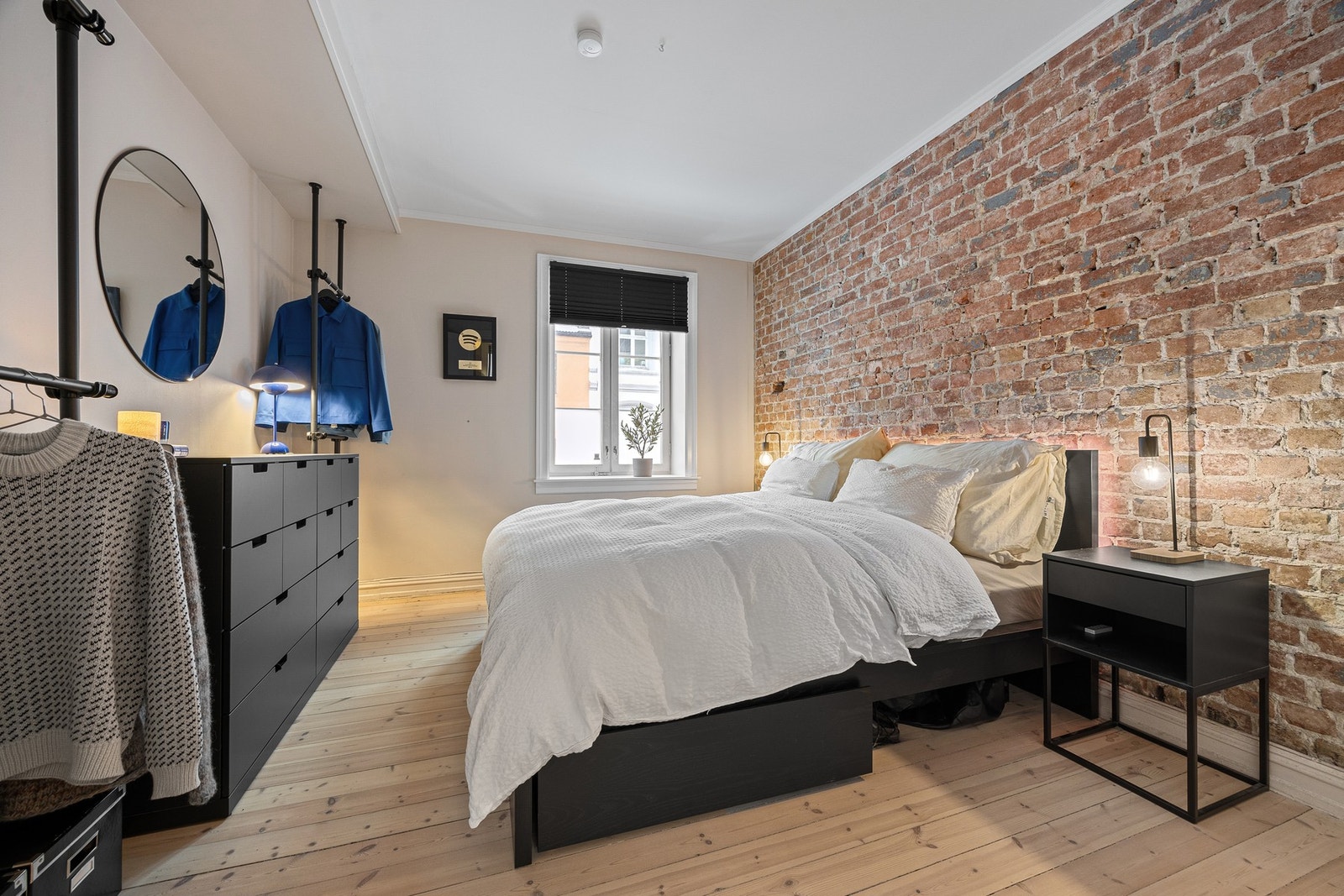 Stort soverom med god plass til garderobeløsninger etter eget ønske. Galleribilde