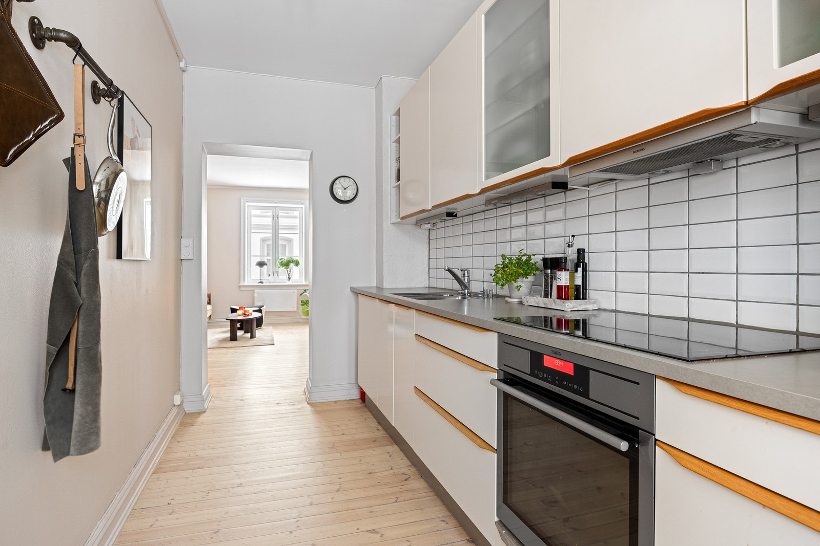 Her får du god plass for oppbevaring og matlaging. Galleribilde