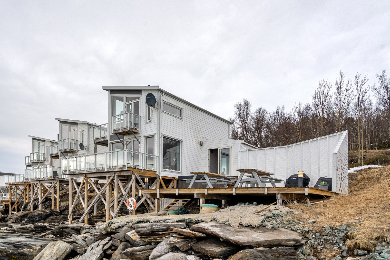 Spesielt med denne rorbuen er at man har en helt egen ekstra platting med levegg