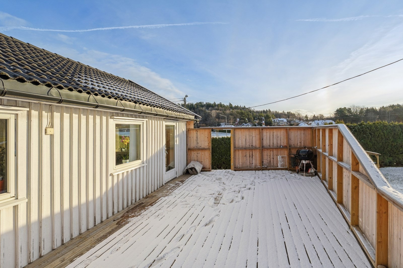 Stor sørvendt terasse med levegg Galleribilde