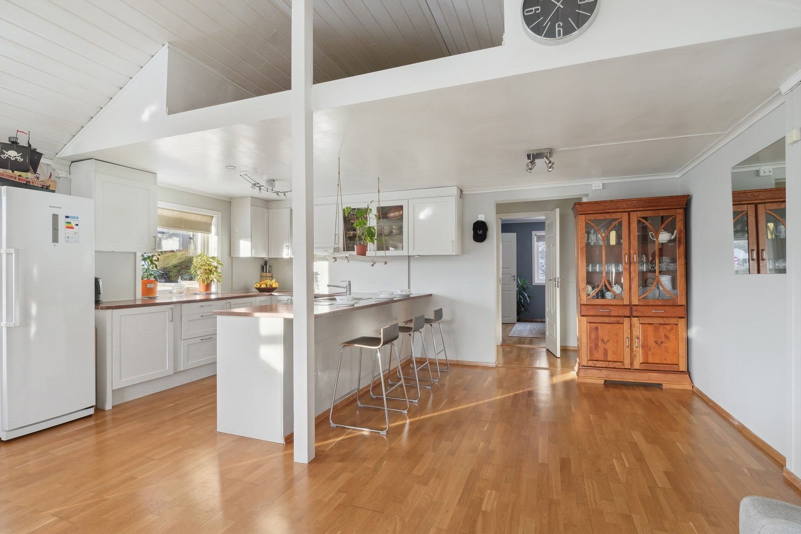 Praktisk spiseplass i tilknytning til kjøkkenet Galleribilde