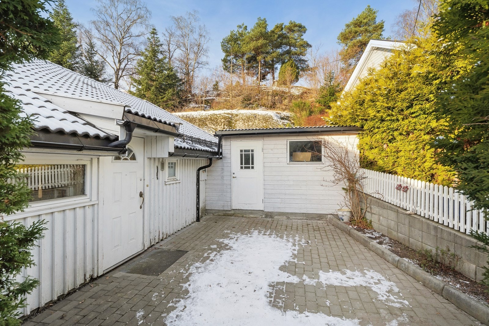 Opparbeidet inngangsparti med tilhørende utebod Galleribilde