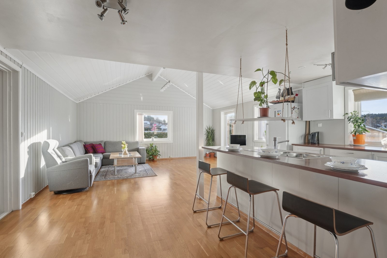 Kjøkken i åpen løsning med stuen Galleribilde