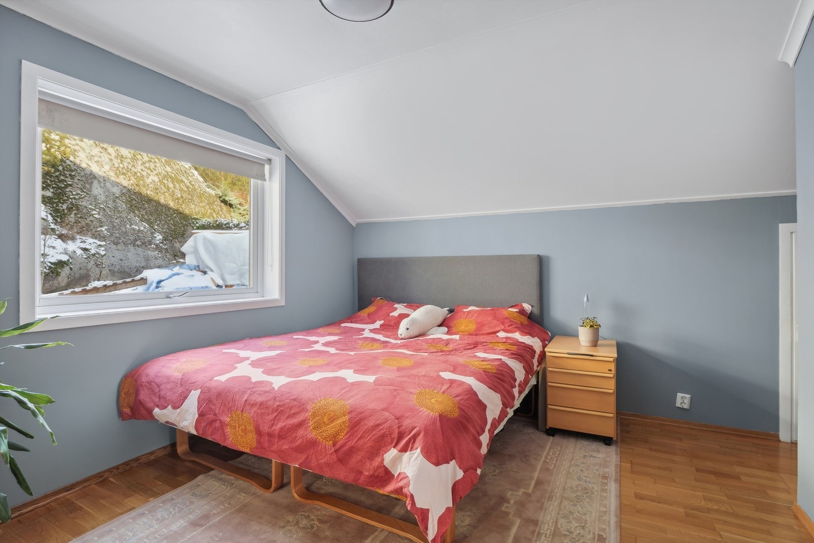 Soverom 1 med god plass til dobbeltseng og annet møblement Galleribilde