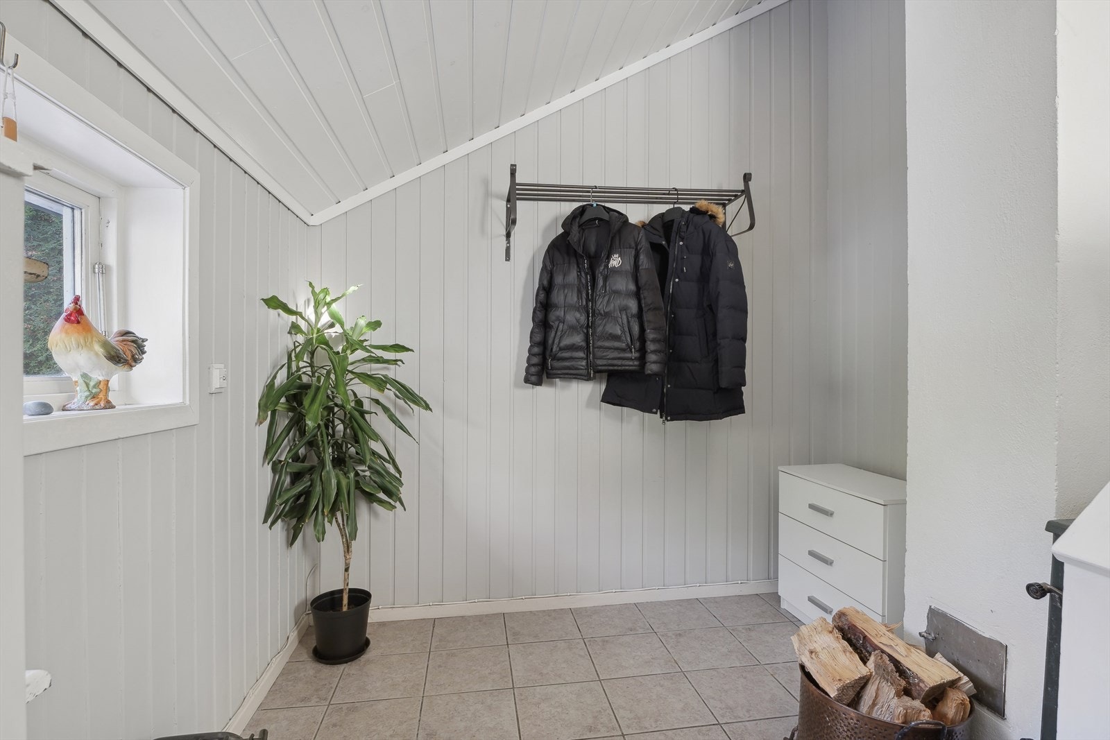 Lyst flislagt inngangsparti med tilknytning til bad Galleribilde