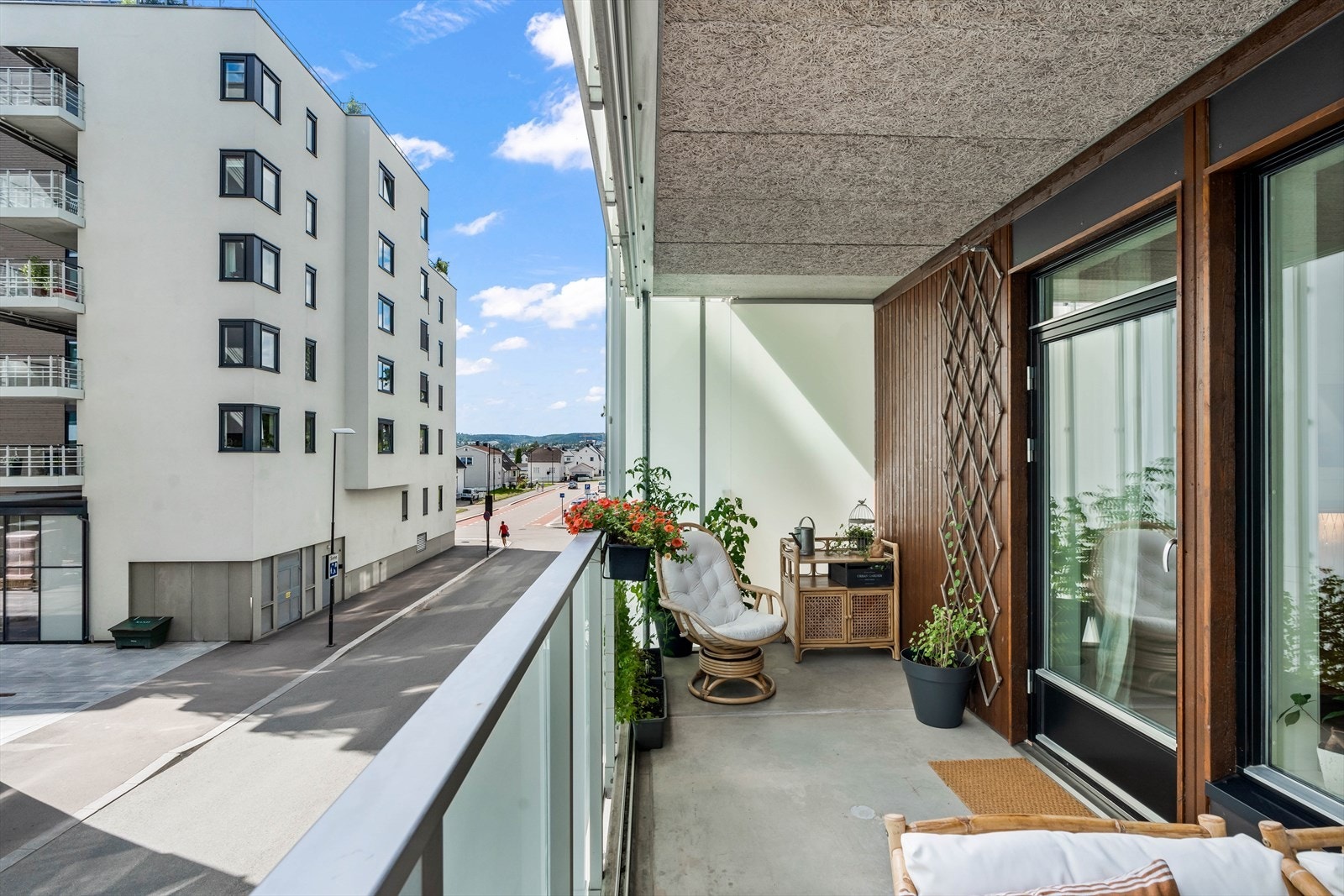 Sommerbilde av balkongen fra tidligere annonse. Galleribilde