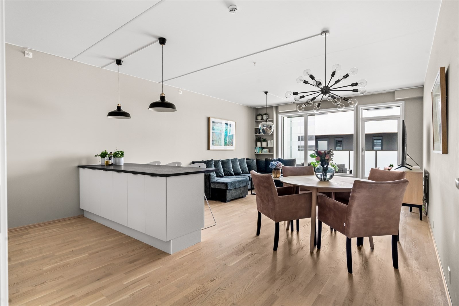 Leiligheten har en god planløsning og moderne standard fra 2017. Galleribilde