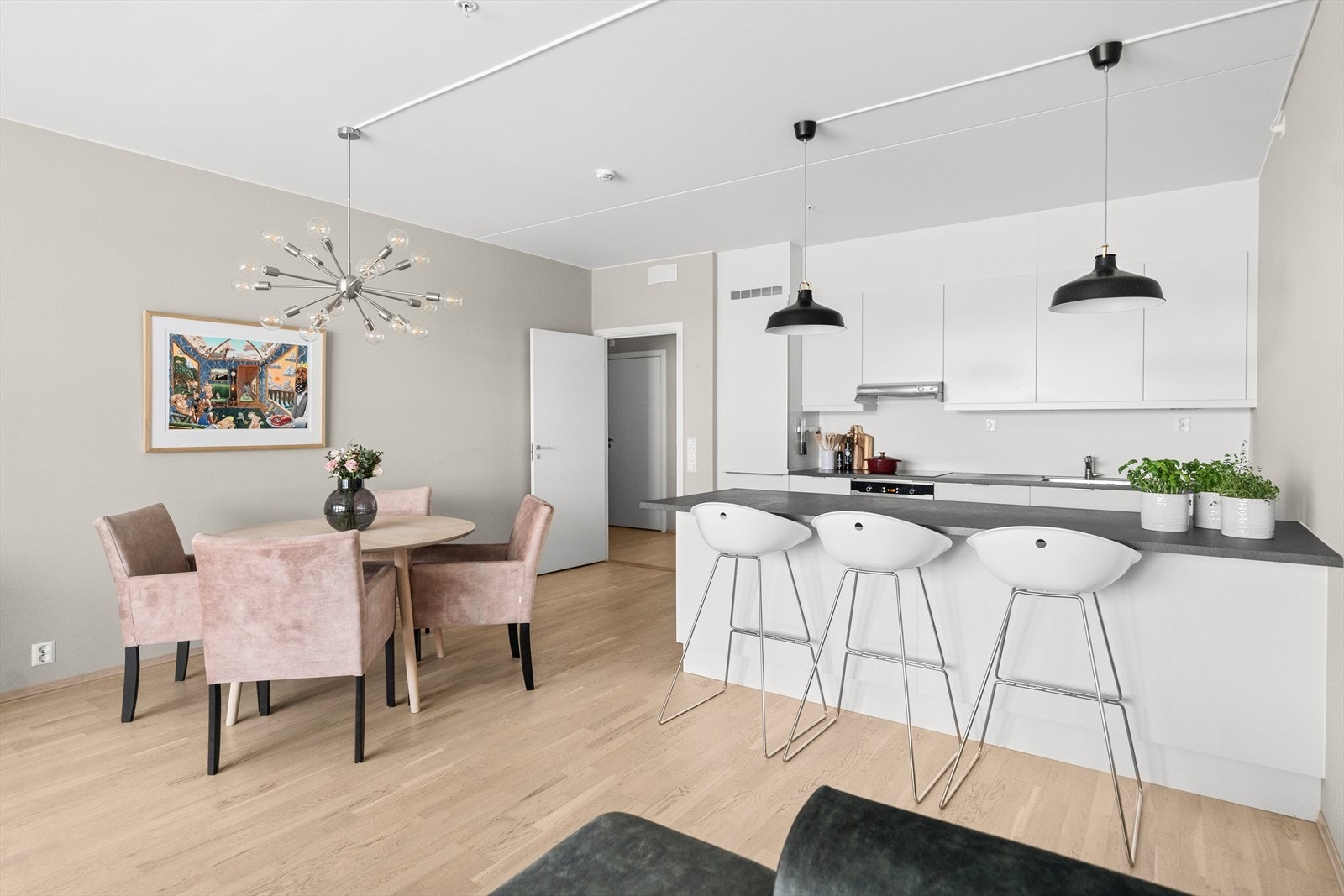 Det er god plass til å møblere med sofa og tilhørende møblement. Galleribilde