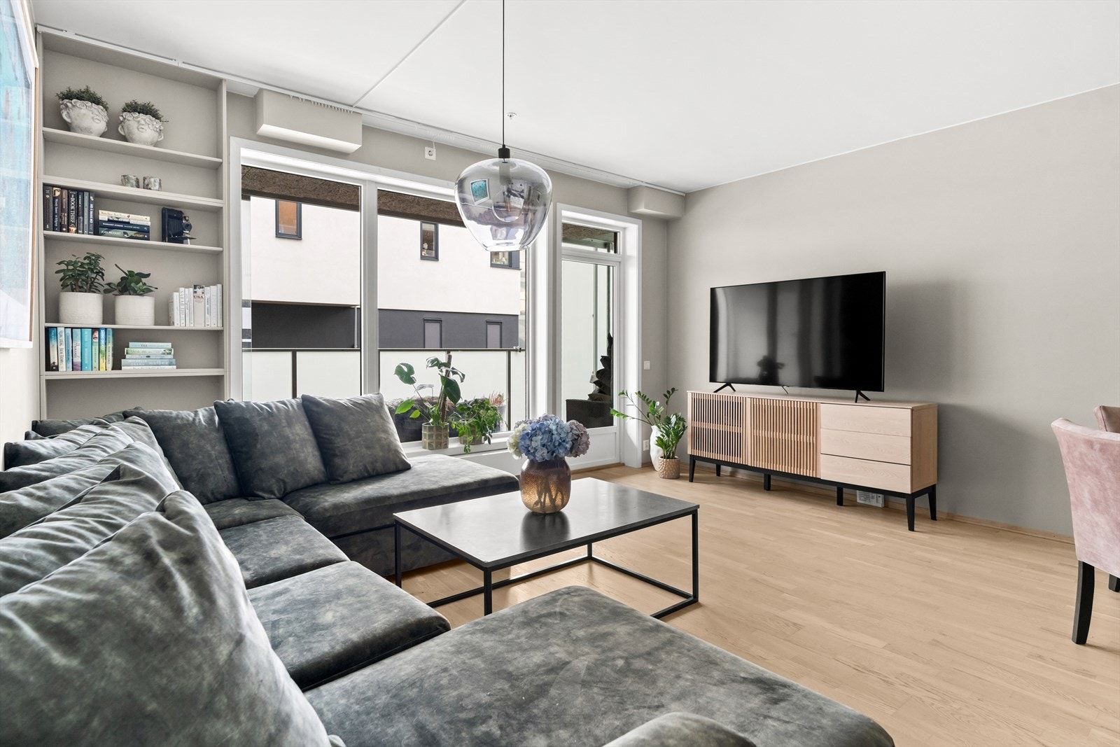 Store vindusflater og utgang til balkong. Galleribilde