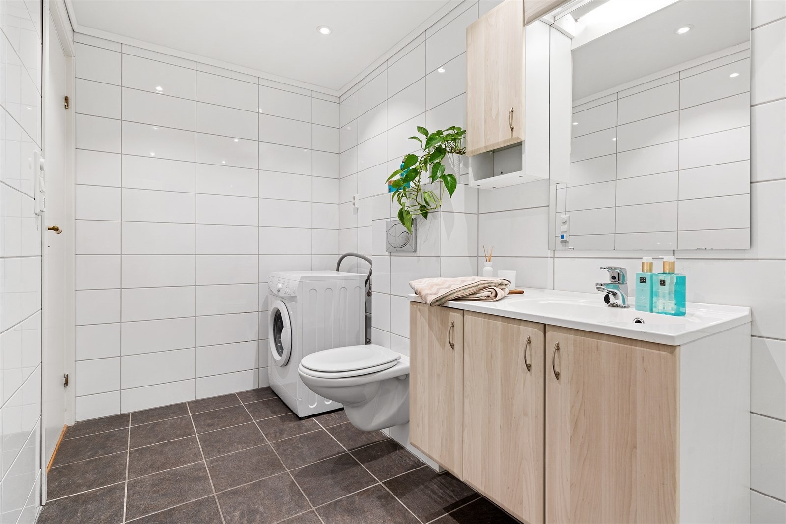 Det er også opplegg og plass til både vaskemaskin og tørketrommel om ønskelig. Downlights i himling. Galleribilde