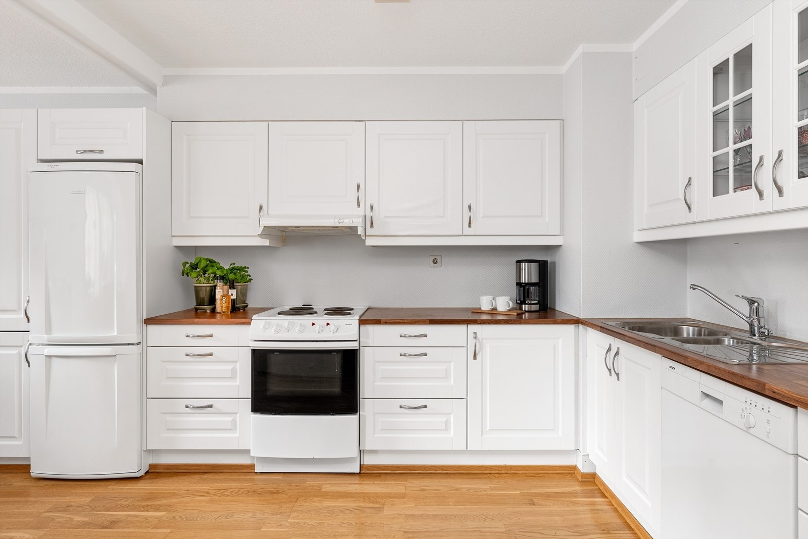 De fleste overflater i leiligheten ble pusset opp i 2007, hvor det blant annet ble lagt gjennomgående parkettgulv i stue, kjøkken og entre, samt at alle overflatene her ble malt. Galleribilde