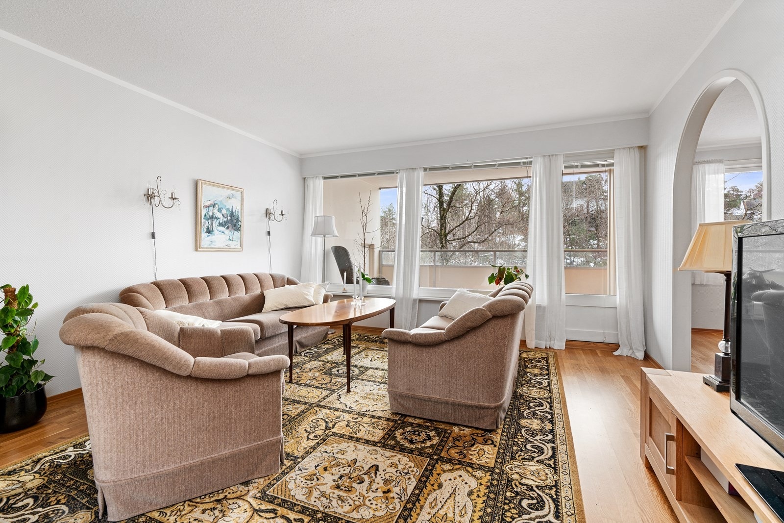 Velkommen inn! Leiligheten har en praktisk planløsning med en stor stue med utgang til den overbygde balkongen. På balkongen som er på ca 12 kvm. har du morgensol og sitter skjermet under tak for vind og vær. Galleribilde