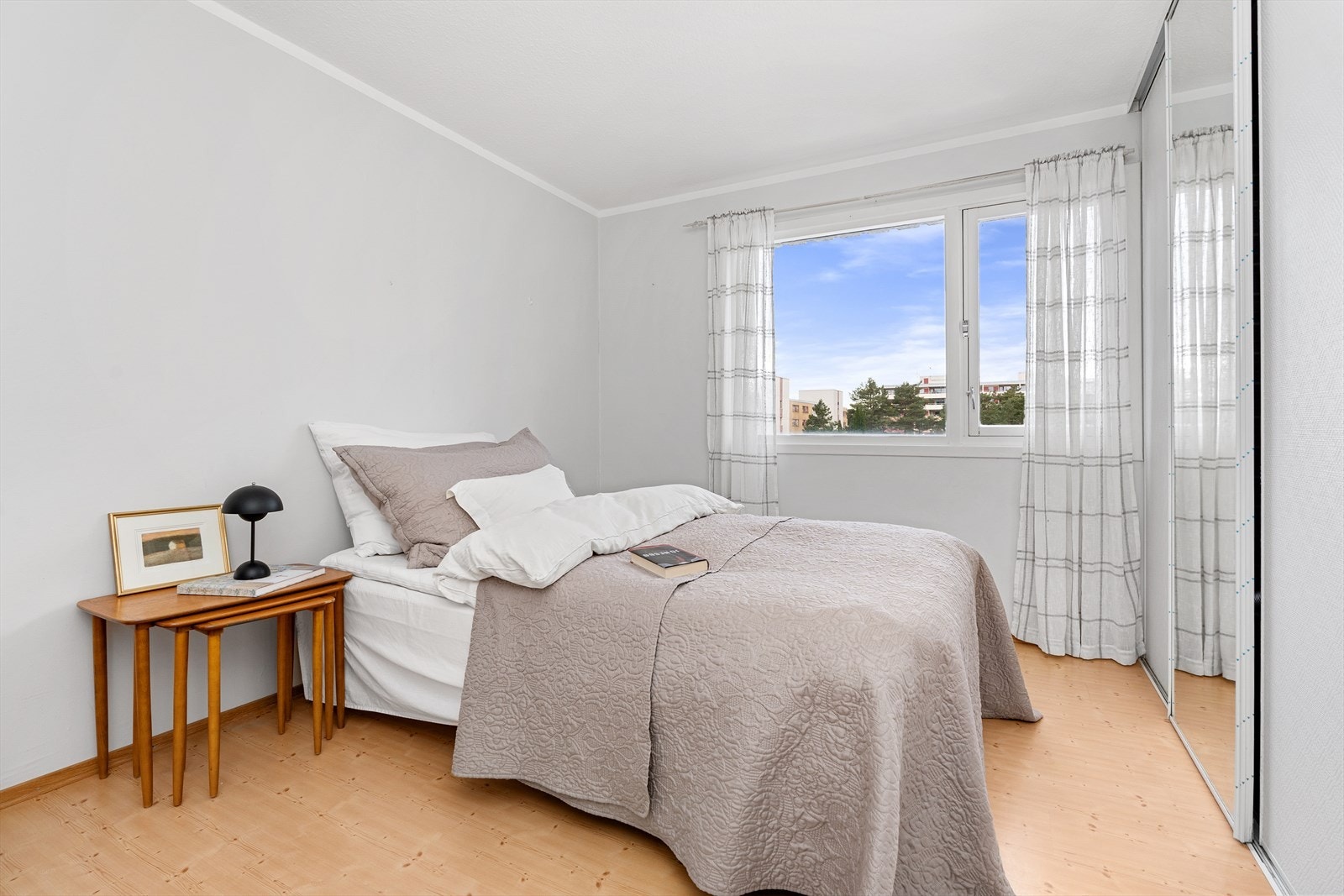 På soverom nr. 2 som er hovedsoverommet er det plass til en dobbeltseng med tilhørende nattbord, samt en større skyvedørsgarderobe. Begge soverommene vender inn mot borettslagets bakgård. Galleribilde