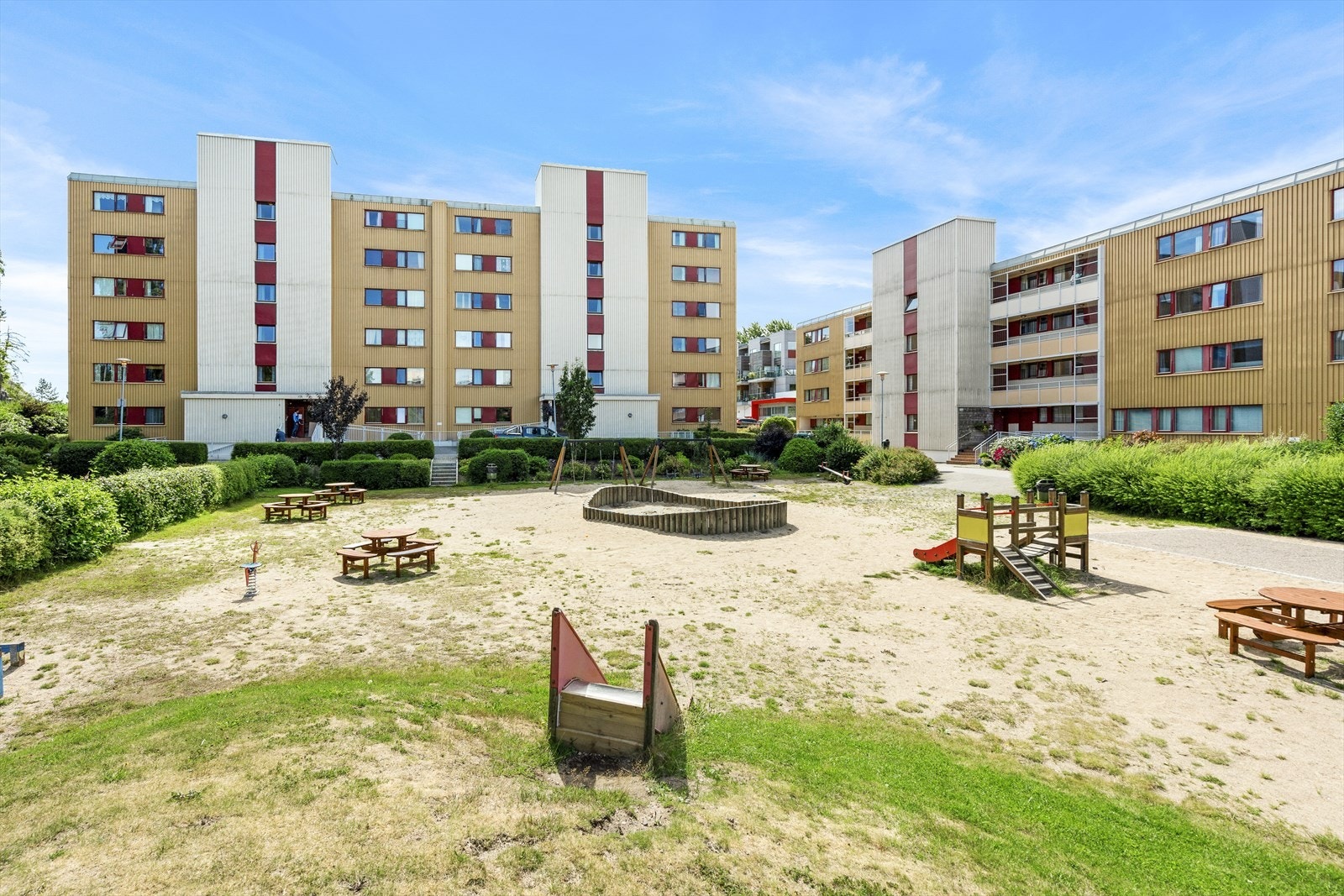 I borettslagets bakgård er det et flott opparbeidet område med interne gangstier, hekk, beplantning, samt lekeplass og flere sittebenker med tilhørende bord til bruk for borettslagets beboere. Galleribilde