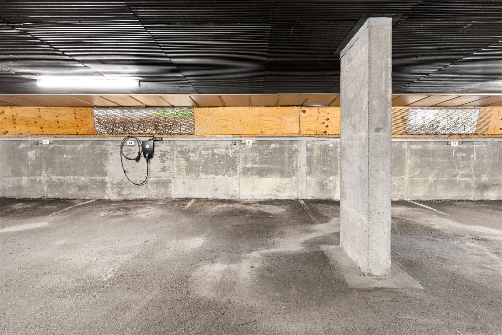 Parkeringsplass nr. 53 medfølger leiligheten, og ligger like ved i nabobyggets underetg. Galleribilde