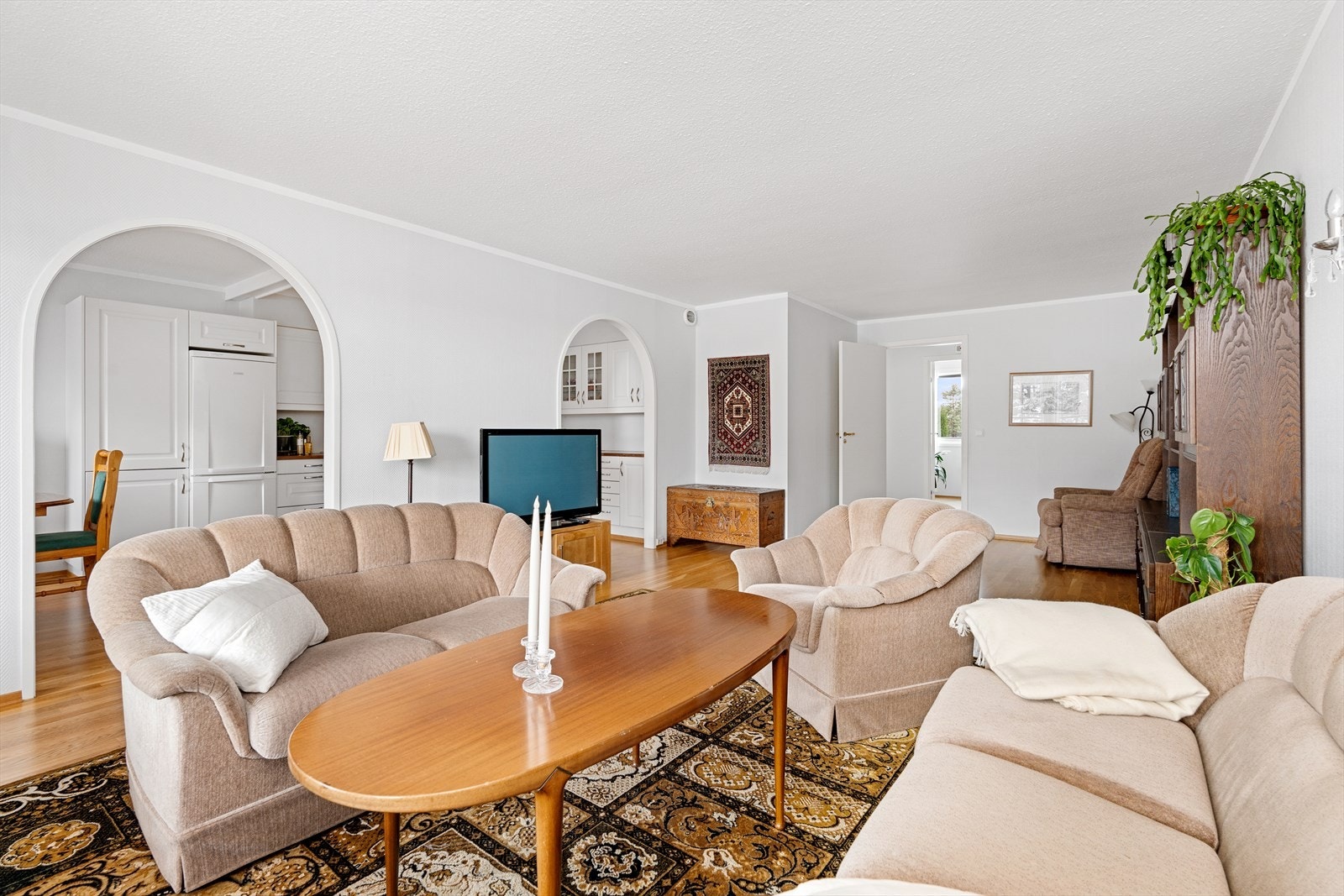 Leiligheten oppleves lys og innebydende med plass til det du behøver. I den store stuen har du mulighet for å møblere i to ulike soner om ønskelig. Galleribilde