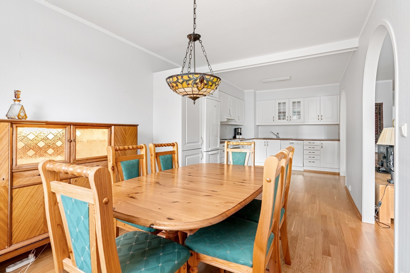 Nå som rommet er åpent oppleves det som at du har svært god plass! Her kan du være mange rundt spisebordet. Galleribilde