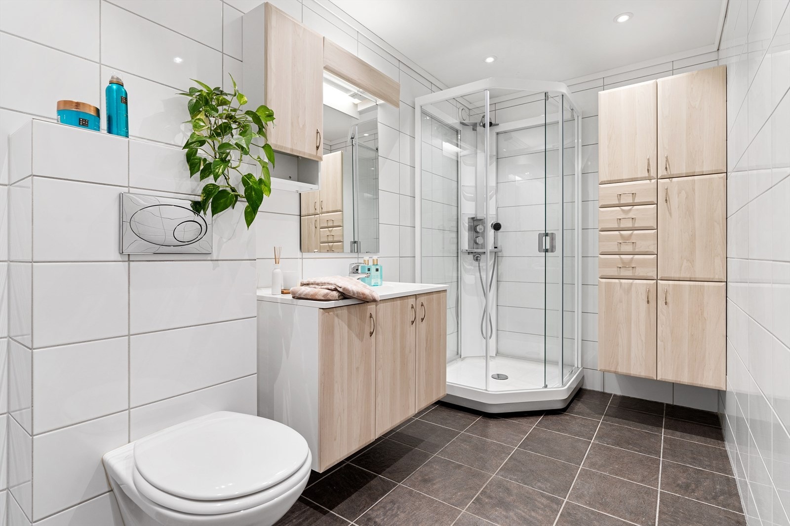 Badet ble pusset opp i 2007 av fagfolk, utført av Vågsbygd VVS. Det er helfliset med varme i gulvet, samt at det inneholder et vegghengt toalett, et praktisk dusjkabinett, samt god oppbevaring i baderomsinnredninger. Galleribilde