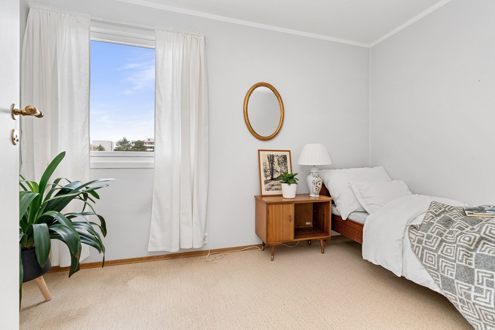 Leiligheten består av to soverom hvorav begge er av god størrelse. På soverom 1 er det plass til seng med tilhørende nattbord, samt garderobeløsning. Galleribilde