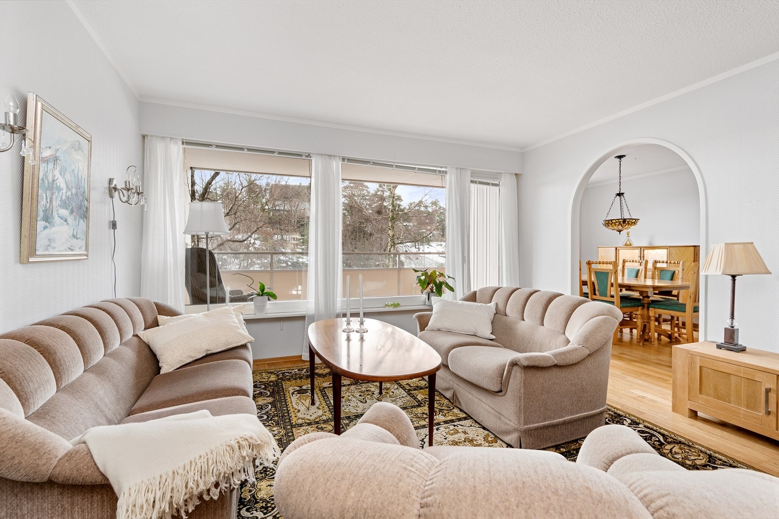 Leiligheten består ev en stor stue, samt en spisestue tilhørende kjøkkenet, kjøkken, bad, 2 soverom, samt mellomgang. Det medfølger forøvrig parkeringsplass i felles garasjeanlegg (i naboblokk), samt en ekstern bod. Galleribilde