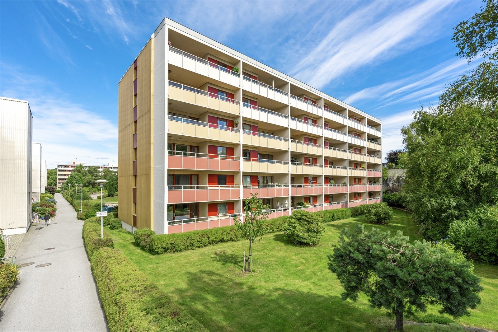 Borettslaget har en ypperlig beliggenhet i Åsane i Vågsbygd med dagligvarebutikk (Spar) like ved. Du har forøvrig gang- og sykkelavstand til Vågsbygd Senter, samt at det går hyppige bussavganger forbi ved hovedvei. Galleribilde