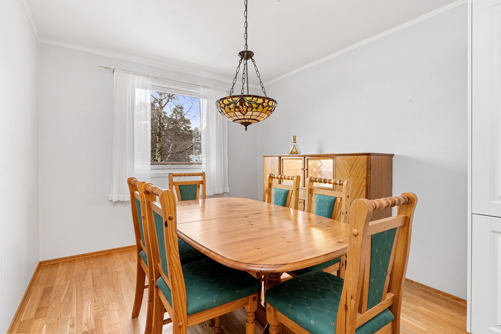 I spisestuen er det god plass og rommet er åpnet opp mot kjøkkenet. Opprinnelig var det et soverom nr. 3 her, og vegg kan igjen settes opp om ønskelig dersom du behøver et ekstra soverom. Galleribilde