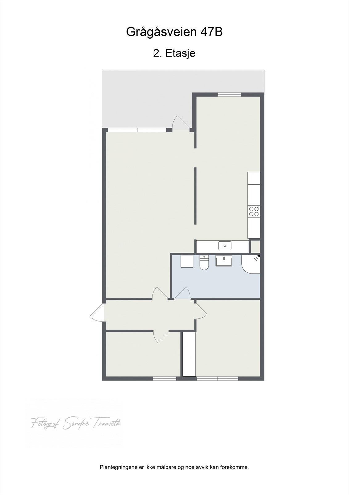 Planløsning: entre, 2 stk. soverom, bad, stue med tilkomst til balkong, samt kjøkken/spisestue. Det medfølger i tillegg parkeringsplass (nabobygg), samt en ekstern bod. Galleribilde
