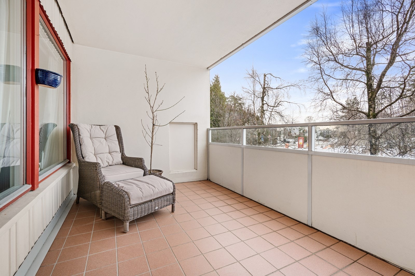 Velkommen til en ypperlig beliggende stor andelsleilighet med overbygget balkong i Grågåsveien 47B - leiligheten ligger like ved dagligvarebutikk (Spar Åsane) og er presentert av Ina Andersen for Sørmegleren. Galleribilde