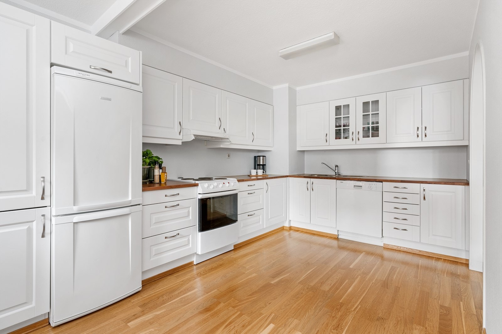 Kjøkkenet er fra Sørlandskjøkken og var nytt i 2007, utført av fagfolk. Det er godt med skap- og benkeplass, samt avsatt plass til kjøleskap med frysedel, komfyr og oppvaskmaskin. Legg merke til overskapene som gir ekstra god oppbevaringsplass! Galleribilde