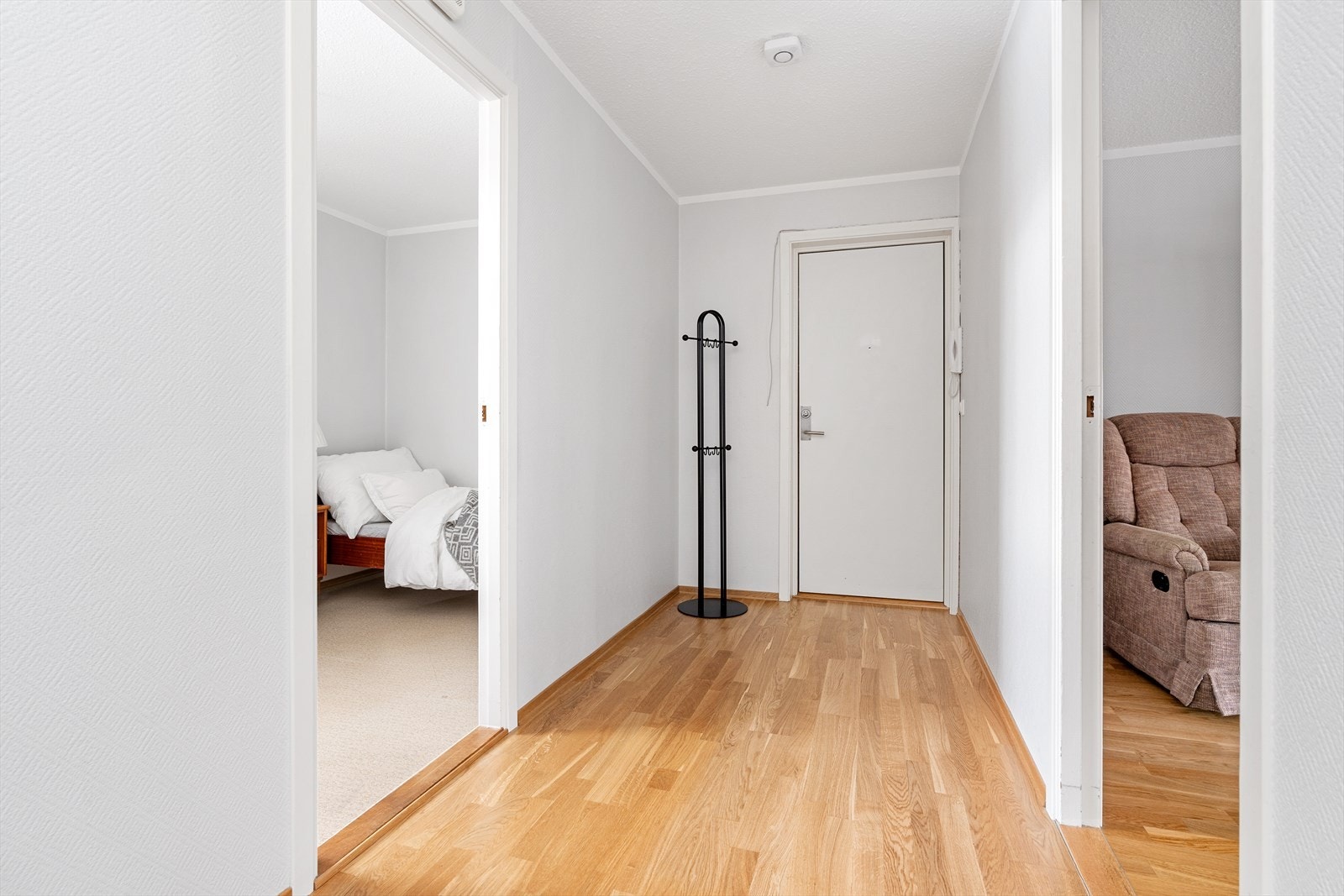 I entreen er det plass til å henge fra deg yttertøyet og sette fra deg skoene. Det er callinganlegg i blokken, som slipper venner og familie enkelt inn. Galleribilde