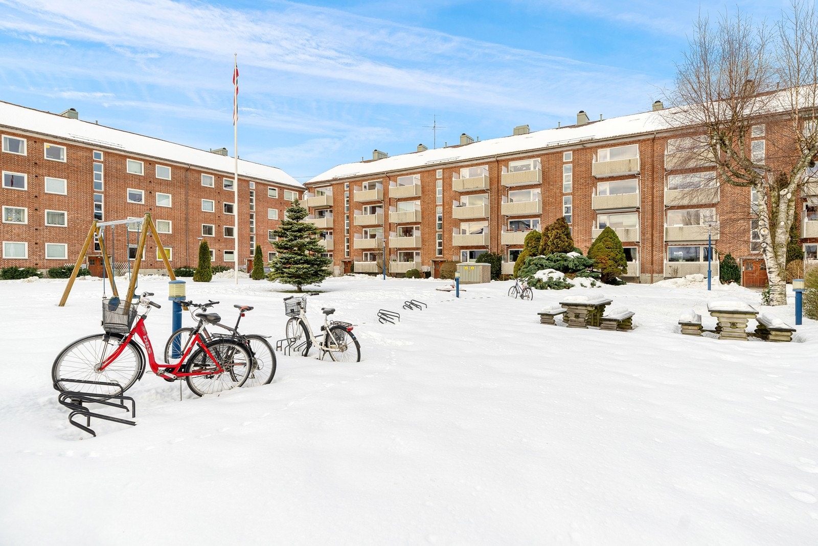 Borettslaget har sykkelparkering, lekeplass og hyggelige fellesområder med benker som kan benyttes av beboere. Galleribilde
