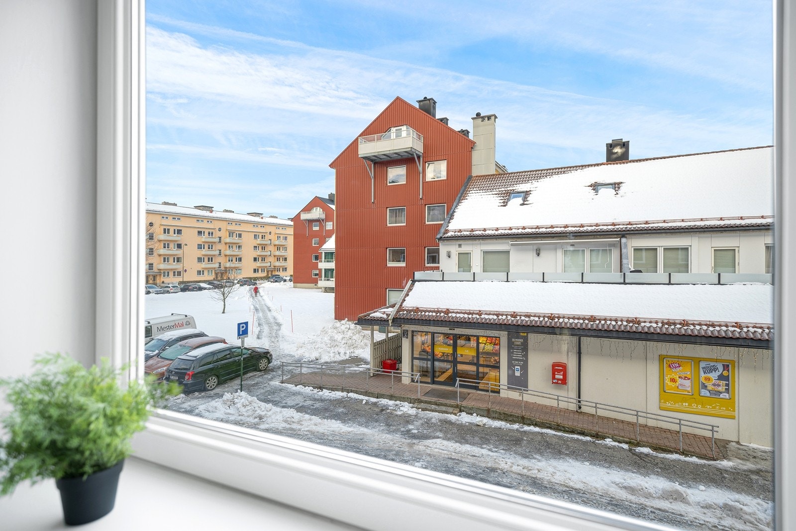Fra leiligheten er du i tøffelavstand til butikken. Galleribilde
