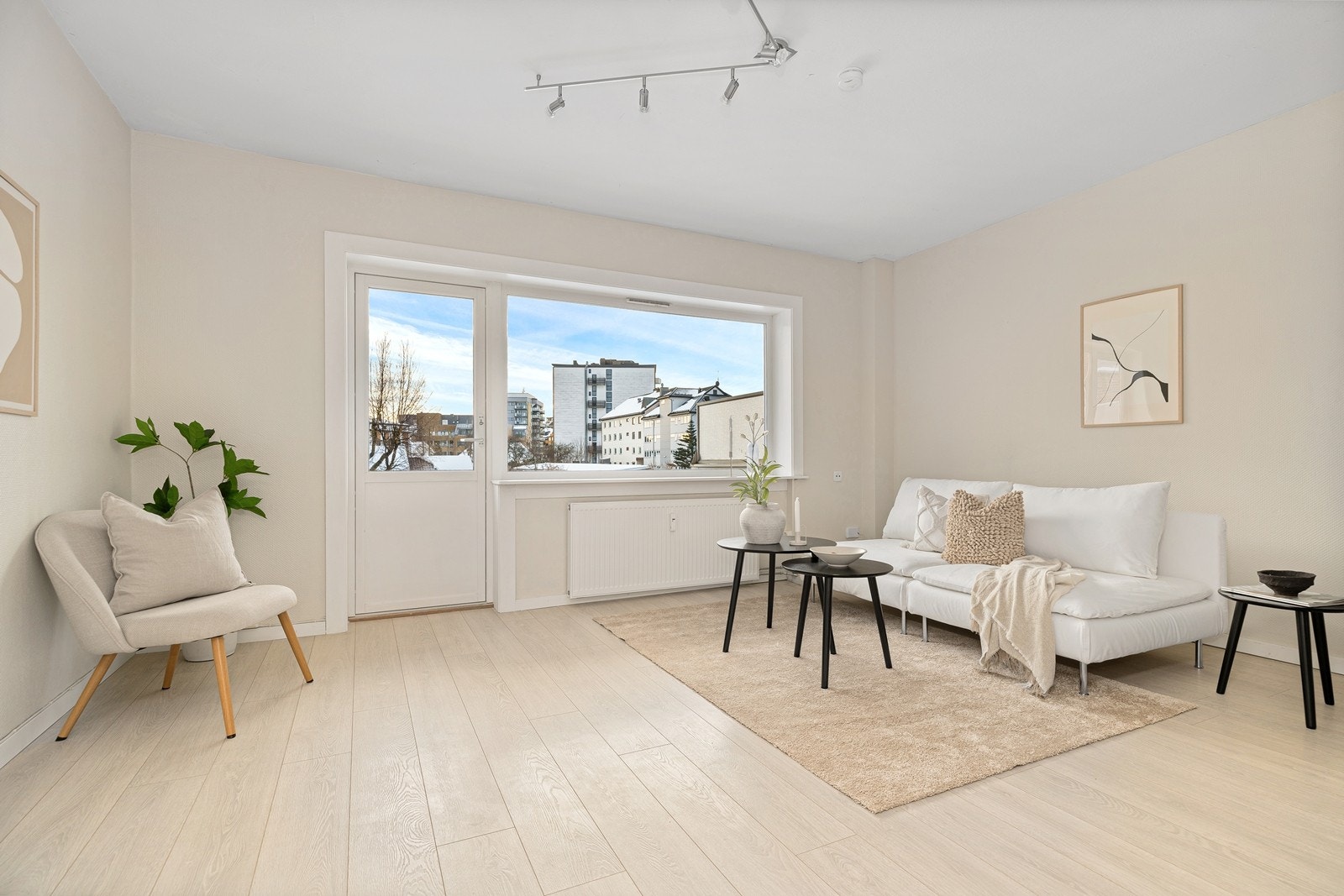 Leiligheten har sentralfyring med radiator i bl.a. stue, soverom og kjøkken. Galleribilde