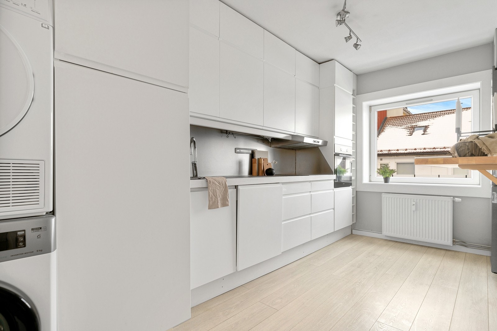 Kjøkkenet er modernisert igjennom årene, og det er integrerte hvitevarer som oppvaskmaskin, stekeovn og steketopp samt frittstående kjøleskap. Galleribilde