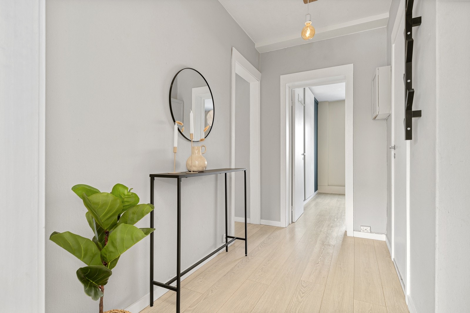 Flott entré/gang som har plass til å henge fra seg yttertøy. Videre rett frem er det inngang til soverom. Galleribilde