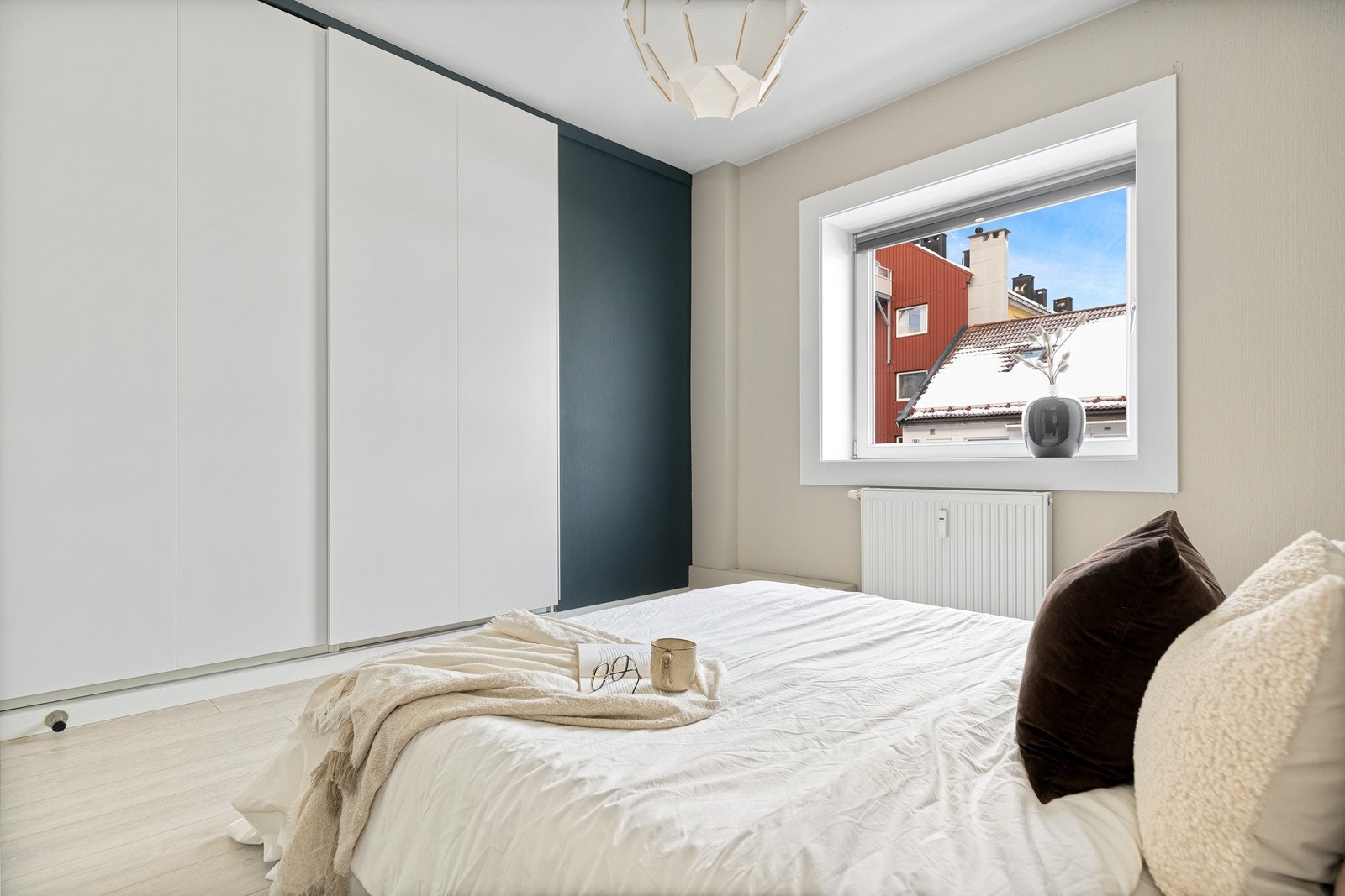 Det er godt med garderobe- og skapplass på soverommet. Galleribilde