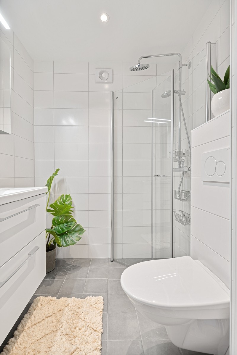 Badet er renovert i 2024, og er ubrukt! Her får du dusjnisje med innfellbare dører, regndusj og vegghengt toalett. Galleribilde
