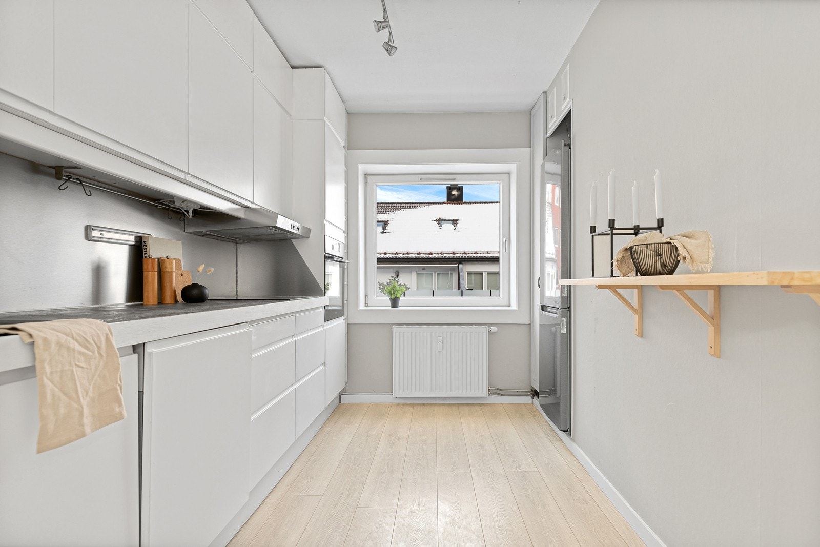 Kjøkkenet er av god størrelse med god skap- og benkeplass. Galleribilde