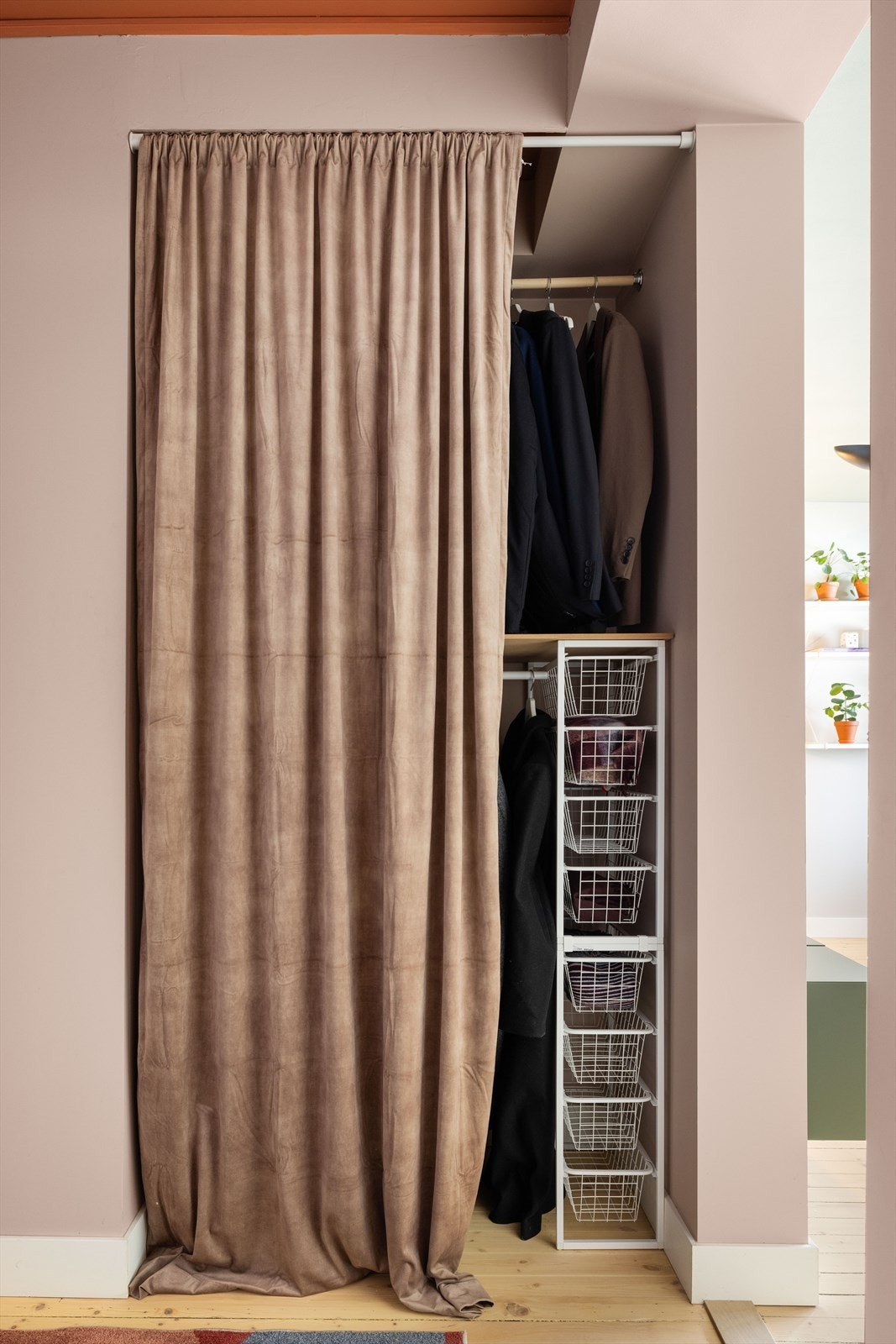 Her er det plass til oppbevaring av sko og yttertøy i egen nisje Galleribilde