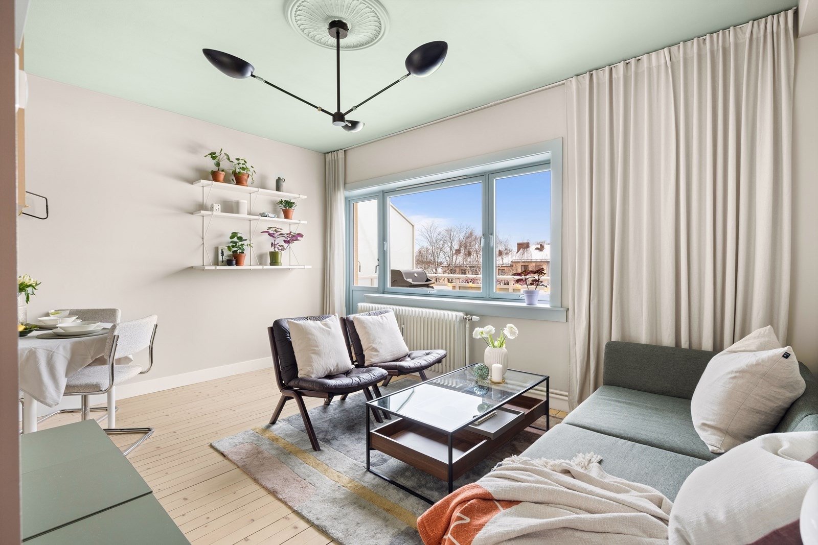 Leiligheten gjennomgikk en oppgradering i 2024 med nye overflater, og kan friste med originale tregulv, flotte rosetter og utsøkte fargevalg Galleribilde