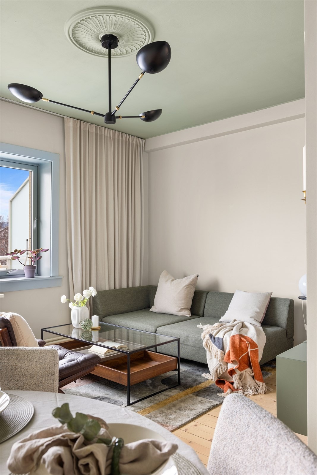 Leiligheten ligger høyt og fritt i 5. etasje og inneholder entré, soverom, bad og stue med åpen kjøkkenløsning Galleribilde