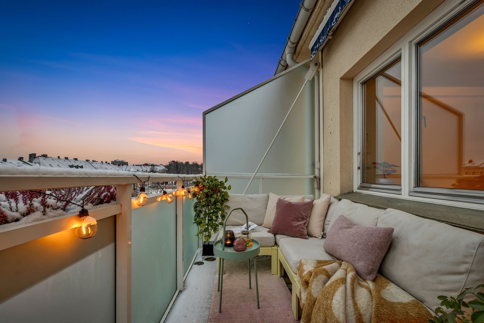 Balkongen er vestvendt og byr på gode solforhold og en nydelig utsikt Galleribilde