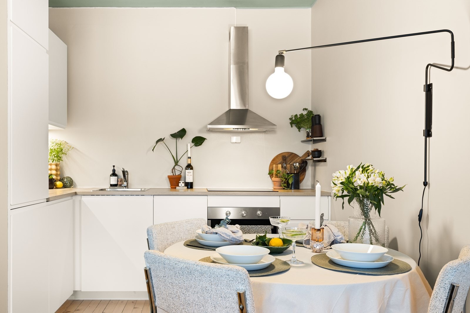 Alle hvitevarer er integrerte og består av kjøleskap, fryseskap, oppvaskmaskin, stekeovn og platetopp Galleribilde