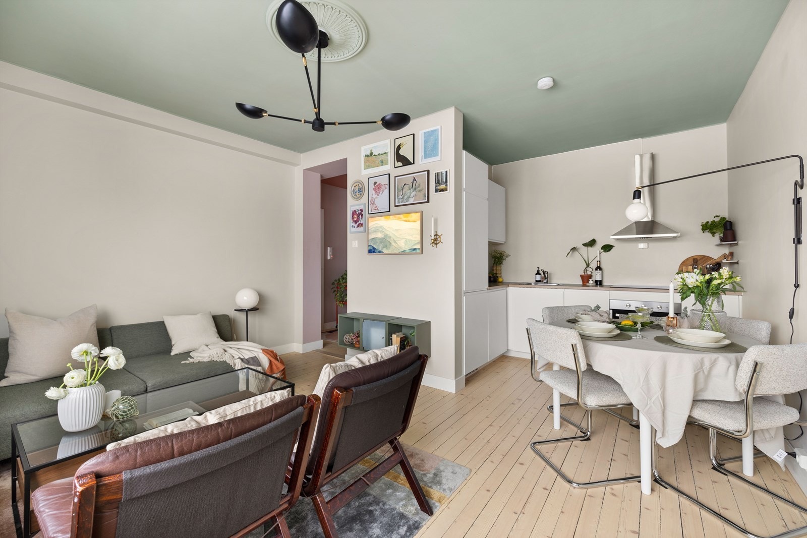 Lys og luftig stue med en herlig romfølelse og atmosfære Galleribilde