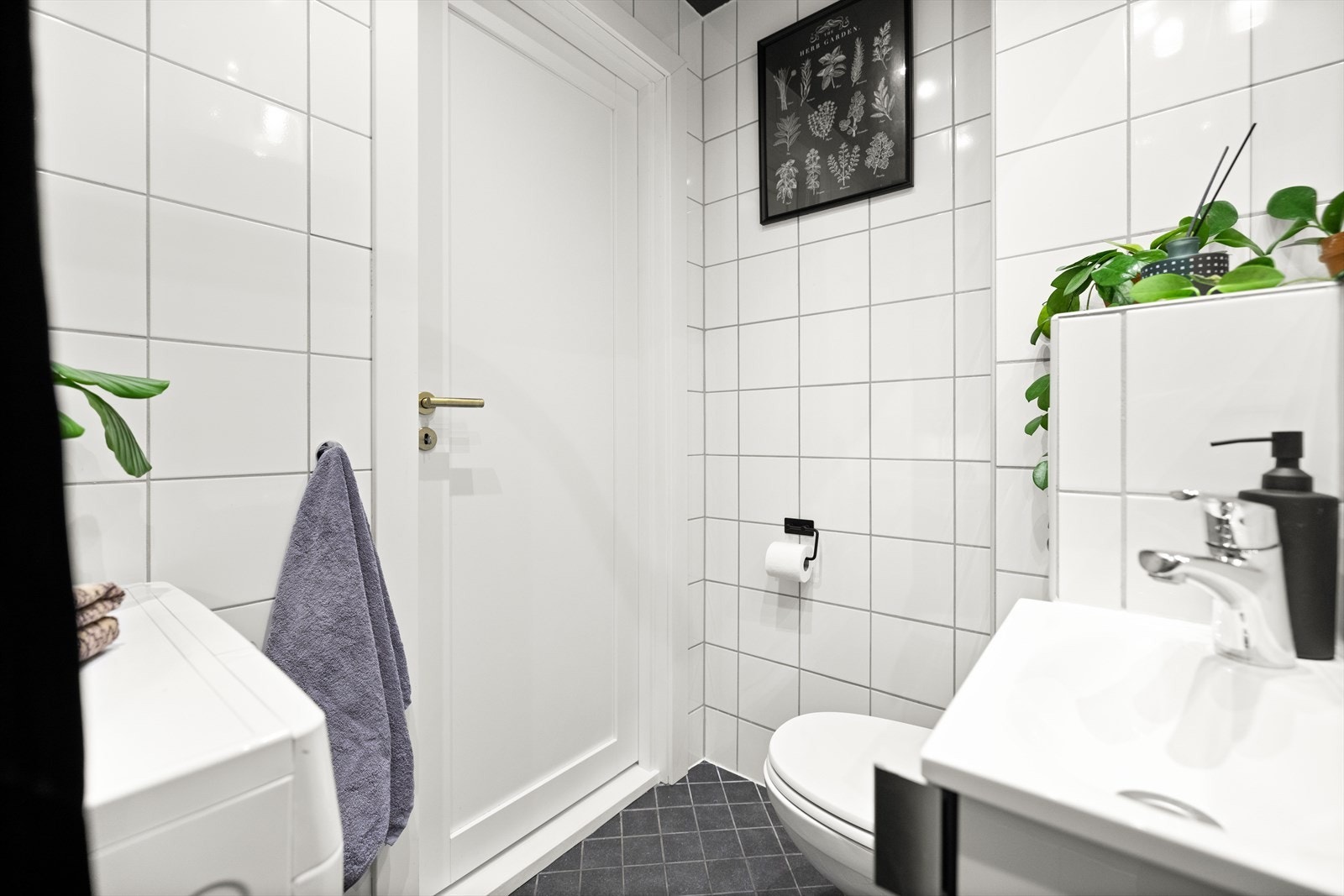 Badet er utstyrt med vegghengt toalett, servantinnredning og dusjnisje. Galleribilde