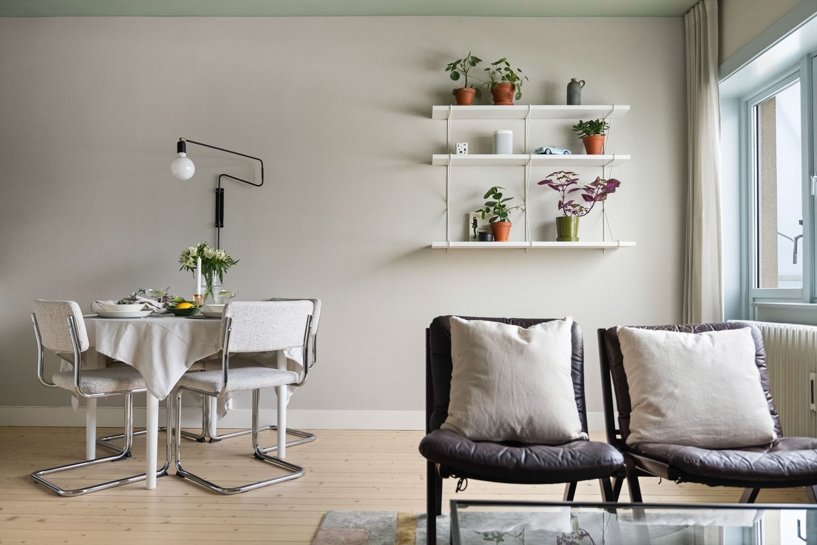 Stuen har store vindusflater som slipper inn rikelig med naturlig lys Galleribilde