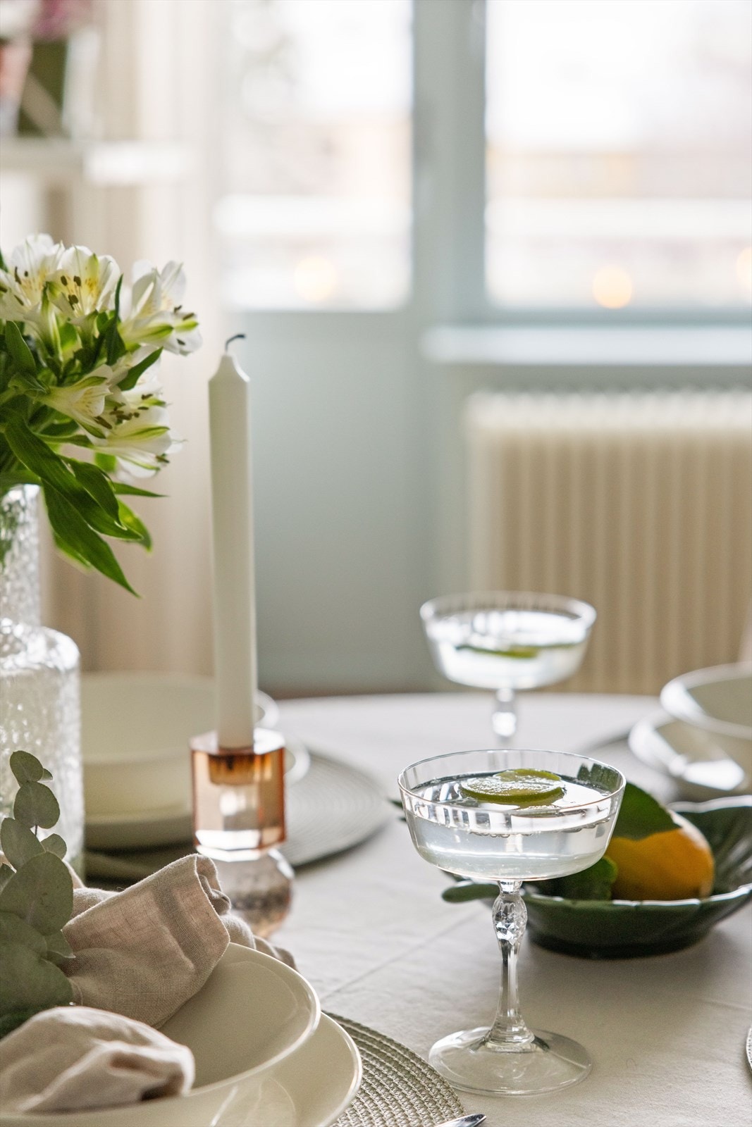 Sosial og åpen stue-/kjøkkenløsning som er helt perfekt når man har venner over til middag Galleribilde