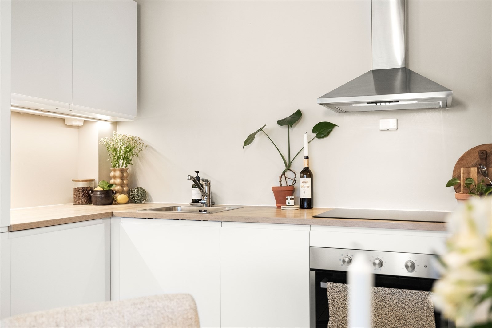 Kjøkkenet ble pusset opp av forrige eier i 2018, og har tidløse, lyse fronter som står i stil med all innredning Galleribilde